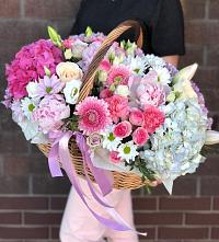 Цветочная композиция из Розы, Хризантемы, Пионы и Лизиантусы в корзине в Ершове